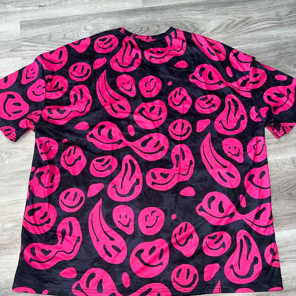 SHEIN Black and Pink Smiley Graphic Tee